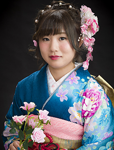 冨士写真館ご利用者様黒い背景に花を持ったアップの青緑の振袖写真