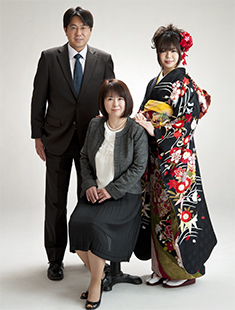 冨士写真館ご利用者様3人の幸せそうな振袖家族写真