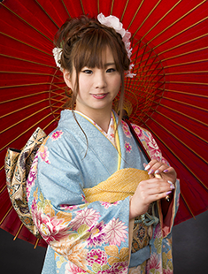 赤い傘をさし微笑んだ薄い青振袖写真