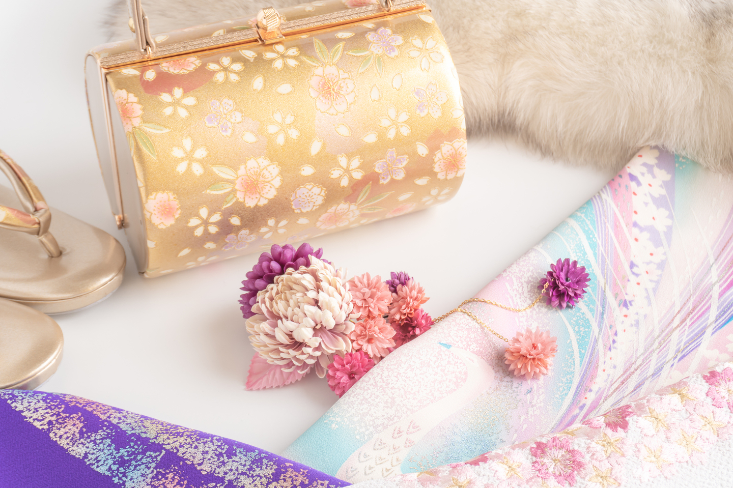 三原市・冨士写真館の振袖レンタル。金色の和装バッグや草履、髪飾りなど、成人式を彩る高品質な小物のフルセット案内