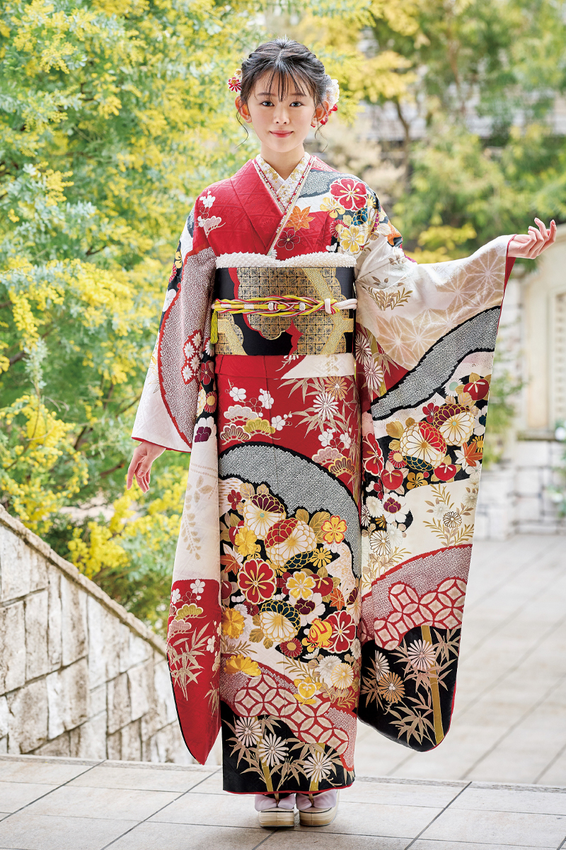 三原市の成人式に。お顔立ちを華やかに彩る正統派の赤色振袖。大ぶりの牡丹と古典柄が映える上品な装い