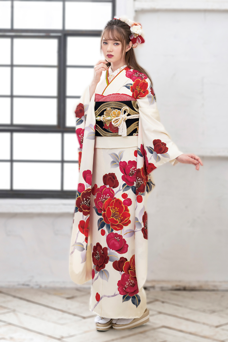 白地に深紅の椿が凛と映える、レトロモダンな白振袖。シンプルながらも強い印象を残す、都会的で洗練された二十歳の装い。