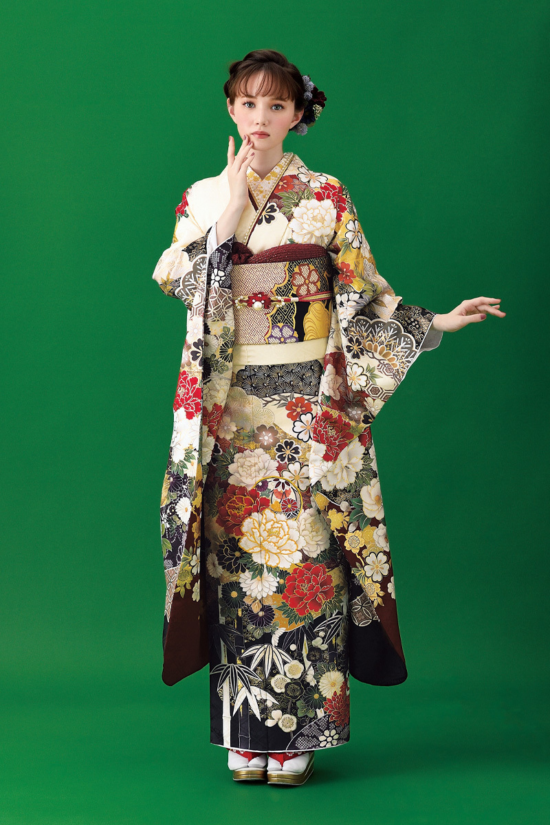 三原市成人式会場でも映える豪華絢爛な白振袖。多彩な花々と金彩が散りばめられた、最高級の華やかさを纏う成人式の装い。