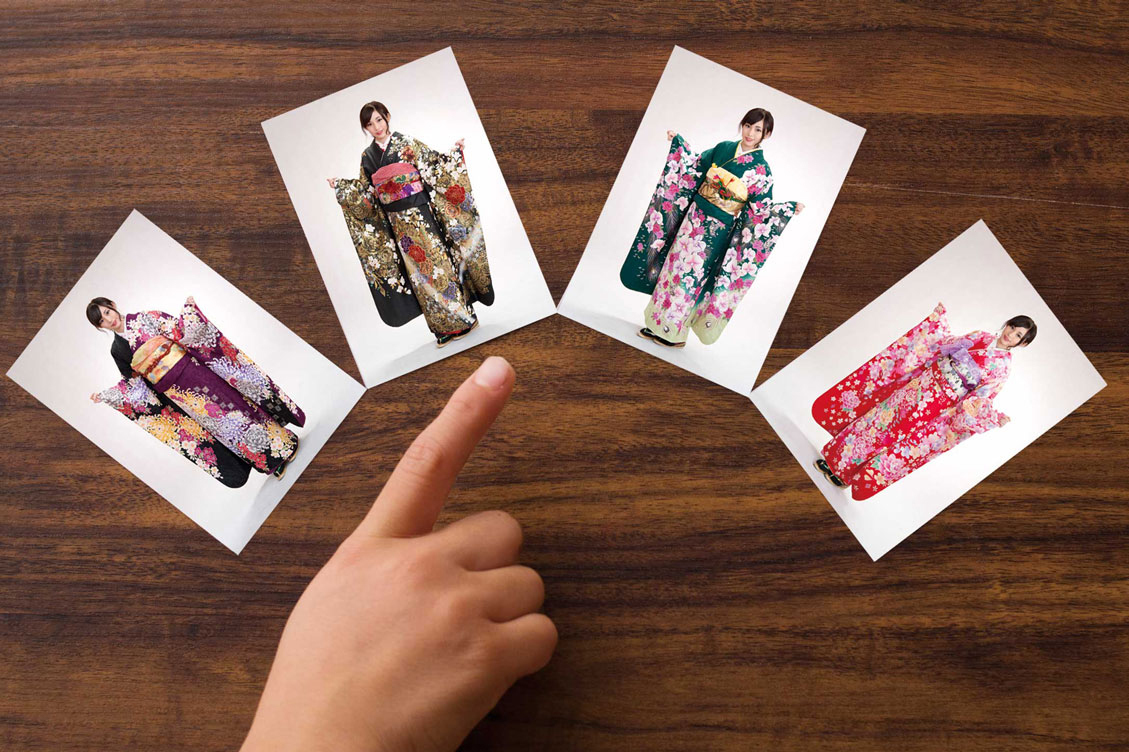 三原市・冨士写真館の振袖無料試着会特典。試着した姿を撮影し、その場でプリント写真としてプレゼント。複数の振袖を並べて比較できるので、自分に一番似合う衣装選びに役立ちます。